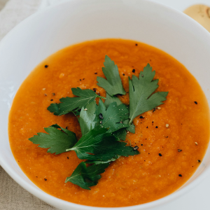 Sopa de tomate asado y albahaca